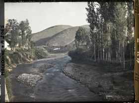 Image représentant Vue sur la rivière en amont de Bitola avec peupliers sur la droite