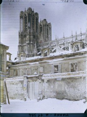 Image représentant L'angle de la rue du Cardinal de Lorraine et de l'Ecole de Médecine (aujourd'hui Paul-Neveux)