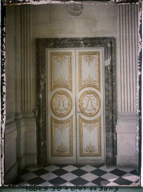 Image représentant La porte d'entrée de la salle des gardes dans le grand vestibule