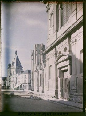 Image représentant La façade latérale de l'église Saint-Pierre en travaux, au second plan le Beffroi place Métézeau