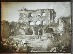 Image représentant France, Coucy le Chau, Cour du Donjon (ensemble)