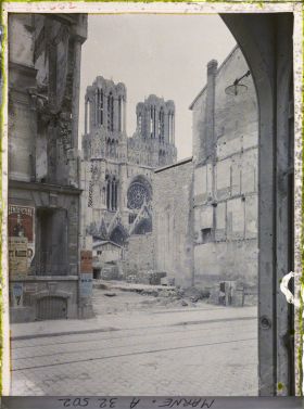 Image représentant France, Reims, La Cathédrale, vue prise de la rue Chanzy