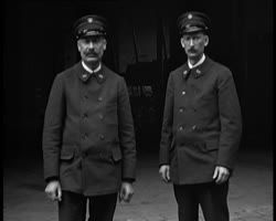 Image représentant Ancienne et nouvelle tenue des porteurs des Pompes Funèbres de la Ville de Paris