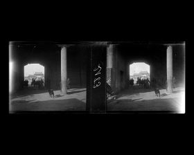 Image représentant Des piétons et des voitures attelées franchissent le passage sud de Donganmen ("porte de la Paix de l'Est"), la porte orientale de la ville impériale