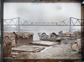 Image représentant Des sampans sur le Fleuve Rouge sous le crachin, au nord du pont Doumer