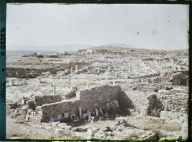 Image représentant Panorama sur la ville basse vers le nord, les quartiers du Hieron (sanctuaire) d'Apollon et plus loin, du Lac Sacré