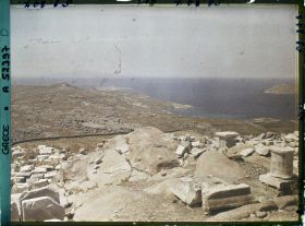 Image représentant La partie Sud de l'Ile de Delos, au fond, l'île de Paros