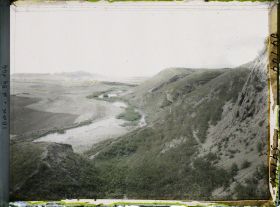 Image représentant Sur le tell de Kuyunjik. Au fond, celui de Nebi Yunus