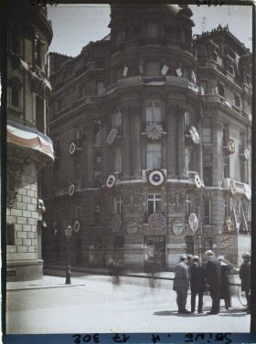Image représentant Soldats et civils sur les Champs-Elysées pour les fêtes de la Victoire des 13 et 14 juillet