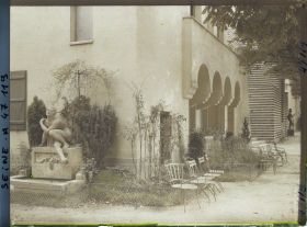 Image représentant L'Exposition des arts décoratifs, Pavillon de la Grèce, architecte C. Skyrianos, fontaine de Caracos