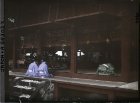 Image représentant Prêtres shintoïstes officiant lors de la fête du sanctuaire Tôshôgu dans l'Otabisho (reposoir des dieux)