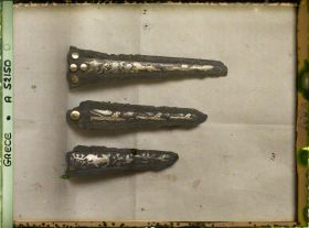 Image représentant Trois lames de poignards (bronze incrusté d'or, d'argent et nielle) provenant de Mycènes (recto)