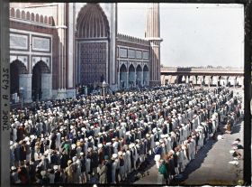 Image représentant La prière du vendredi dans la cour de la Grande Mosquée (Jama Masjid)