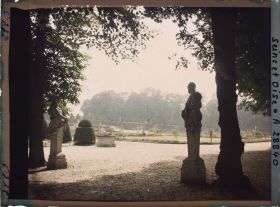 Image représentant France, Versailles, Un coin du Parc