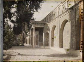 Image représentant Palais du Golestan, murs revêtus de faïences, au pied de l'une des tours du Shams-ol Emareh ("Soleil des Palais")