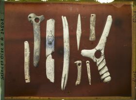 Image représentant France, St Germain-en-Laye, Musée : Animal vu de face 54983-Pendeloque à encoche 54948-Poinçon à encoche 54953-Aiguille à Chas 35053-Bâton de Comt à tête d'animal