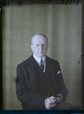 Image représentant Le  https://musee-albert-kahn.s-museum.fr/home/NWQ2OTAwYzNmYjZlZTk1ZWQwODJmMjY4L2dlbmVyaWMtbm90aWNlLXRhYi9waHlzaWNhbE11c2V1bUl0ZW0vNjE3YTdhNDdjZjhiODk2OGIzMzhhYjA2/5d6900c3fb6ee95ed082f268/generic-notice-tab/physicalMuseumItem/617a7a45cf8b8968b33867a0 Jonkheer John Loudon , ambassadeur des Pays -Bas