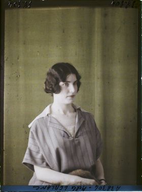 Image représentant https://musee-albert-kahn.s-museum.fr/home/NWQ2OTAwYzNmYjZlZTk1ZWQwODJmMjY4L2dlbmVyaWMtbm90aWNlLXRhYi9hdXRob3JpdHkvNjE3YTc5ZjVjZjhiODk2OGIzMzM3ZDIx/5d6900c3fb6ee95ed082f268/generic-notice-tab/authority/617a79ebcf8b8968b3337154 Mademoiselle Hélène Leblanc