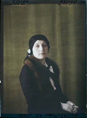 Image représentant https://musee-albert-kahn.s-museum.fr/home/NWQ2OTAwYzNmYjZlZTk1ZWQwODJmMjY4L2dlbmVyaWMtbm90aWNlLXRhYi9hdXRob3JpdHkvNjE3YTc5ZjVjZjhiODk2OGIzMzM3ZDIx/5d6900c3fb6ee95ed082f268/generic-notice-tab/authority/617a79ebcf8b8968b3337164 Madame Pierre Eugène Léger