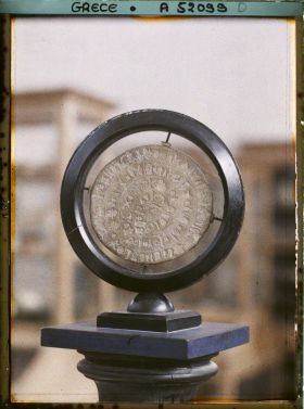Image représentant Musée archéologique - Le Disque de Phaïstos en terre cuite, décoré d'idéogrammes
