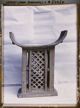 Image représentant Exposition d'art africain, un trône en bois