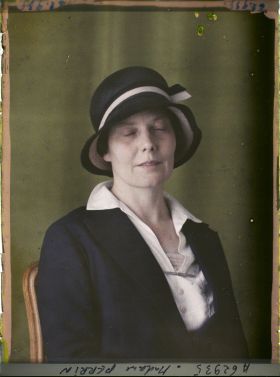 Image représentant https://musee-albert-kahn.s-museum.fr/home/NWQ2OTAwYzNmYjZlZTk1ZWQwODJmMjY4L2dlbmVyaWMtbm90aWNlLXRhYi9hdXRob3JpdHkvNjE3YTc5ZjVjZjhiODk2OGIzMzM3ZDIx/5d6900c3fb6ee95ed082f268/generic-notice-tab/authority/617a79ebcf8b8968b333757d Madame Maurice Perrin