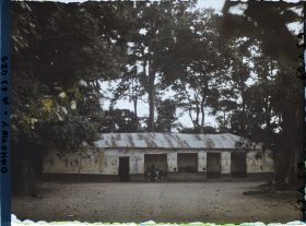 Image représentant Case du fétiche Homgbo (?) adossée à l'enclos sacré