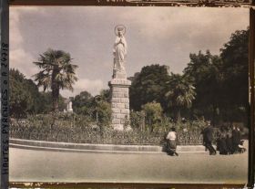 Image représentant France, Lourdes, Les fidèles en prières devant la statue de la Vierge.