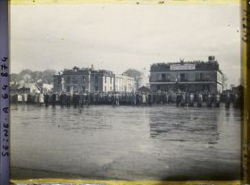 Image représentant La foule attendant le retour de Costes et Bellonte après leur triomphal raid aérien Paris-New-York