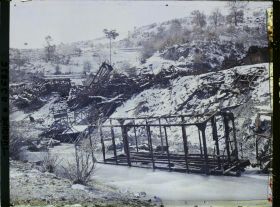 Image représentant Turquie, Entre Karakeui et Biledjik, Locomotive détruite par les Grecs  Wagons précipités dans le Kara-Sou