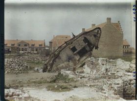 Image représentant Belgique, Langemarck, Constructions neuves et un tank enlisé
