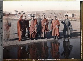 Image représentant Un groupe de lamas près de l'entrée sud du Shar Ord (Palais jaune)