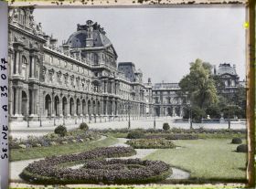 Image représentant Le Louvre et la cour Napoléon