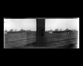 Image représentant Champs et sépultures claniques (tumuli et stèles) aux abords d'une résidence rurale