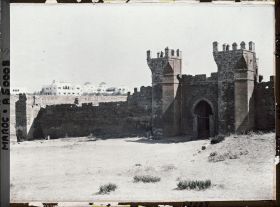 Image représentant La porte de la nécropole de Chella : au loin à gauche, la résidence