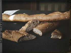 Image représentant Pains et morceaux de pain (correspondants aux tickets de rationnement ?)