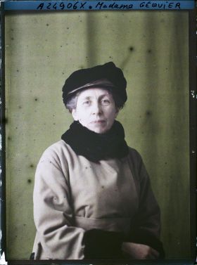 Image représentant https://musee-albert-kahn.s-museum.fr/home/NWQ2OTAwYzNmYjZlZTk1ZWQwODJmMjY4L2dlbmVyaWMtbm90aWNlLXRhYi9hdXRob3JpdHkvNjE3YTc5ZjVjZjhiODk2OGIzMzM3ZDIx/5d6900c3fb6ee95ed082f268/generic-notice-tab/authority/617a79ebcf8b8968b3336d97 Madame Géquier