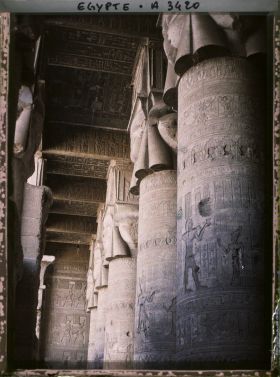 Image représentant Colonnade à chapiteaux hathoriques de la salle hypostyle du temple