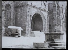 Image représentant Le portail de l'église Saint-Ronan et le vieux puits sur la place de l'Eglise