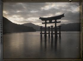 Image représentant Le torii marin de l'Isukushima-jinja au crépuscule