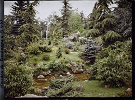 Image représentant Cours d'eau et butte fleurie du " sanctuaire japonais " dans un paysage arboré encadrant le sôrintô