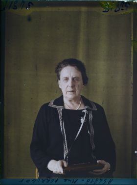 Image représentant https://musee-albert-kahn.s-museum.fr/home/NWQ2OTAwYzNmYjZlZTk1ZWQwODJmMjY4L2dlbmVyaWMtbm90aWNlLXRhYi9hdXRob3JpdHkvNjE3YTc5ZjVjZjhiODk2OGIzMzM3ZDIx/5d6900c3fb6ee95ed082f268/generic-notice-tab/authority/617a79ebcf8b8968b3337579 Madame Claire Perrigot