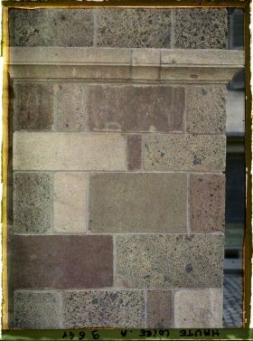 Image représentant Détail de l'un des piliers du porche sud de la basilique Saint-Julien