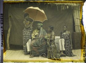 Image représentant Portrait du chef  https://musee-albert-kahn.s-museum.fr/home/NWQ2OTAwYzNmYjZlZTk1ZWQwODJmMjY4L2dlbmVyaWMtbm90aWNlLXRhYi9hdXRob3JpdHkvNjE3YTc5ZjVjZjhiODk2OGIzMzM3ZDIx/5d6900c3fb6ee95ed082f268/generic-notice-tab/authority/617a79eacf8b8968b3336557 Justin Aho entouré de ses femmes