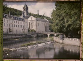 Image représentant France, Brantôme, L'hôtel de ville avec l'abbaye et son église
