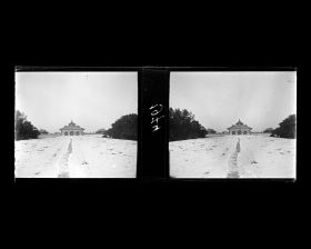 Image représentant Tiantan ("temple du Ciel"). Vue de Qigutan ("autel de la Prière aux Céréales")