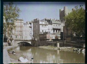 Image représentant Vue prise sur le canal, le pont bâti et la tour des Maures
