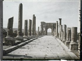 Image représentant Algérie, Timgad, Decumanus Maximus vers Arc de Trajan