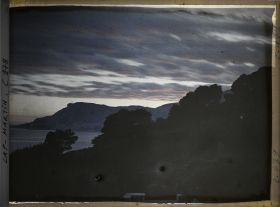 Image représentant Ligne arborée près de la villa Kahn, dite villa Zamir, se découpant à contre-jour vers Monaco