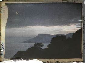 Image représentant Lignes d'arbres et pointe de Monaco vus à contre-jour, non loin de la villa Kahn, dite villa Zamir